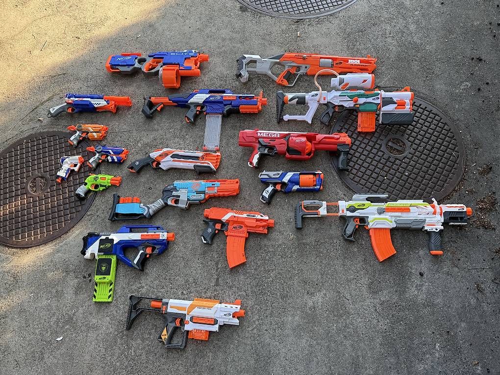Nerf Giocattoli: Nerf Blaster Sammlung mit Zubehör/Darts – Usato da Geroldswil venduto da mimilika