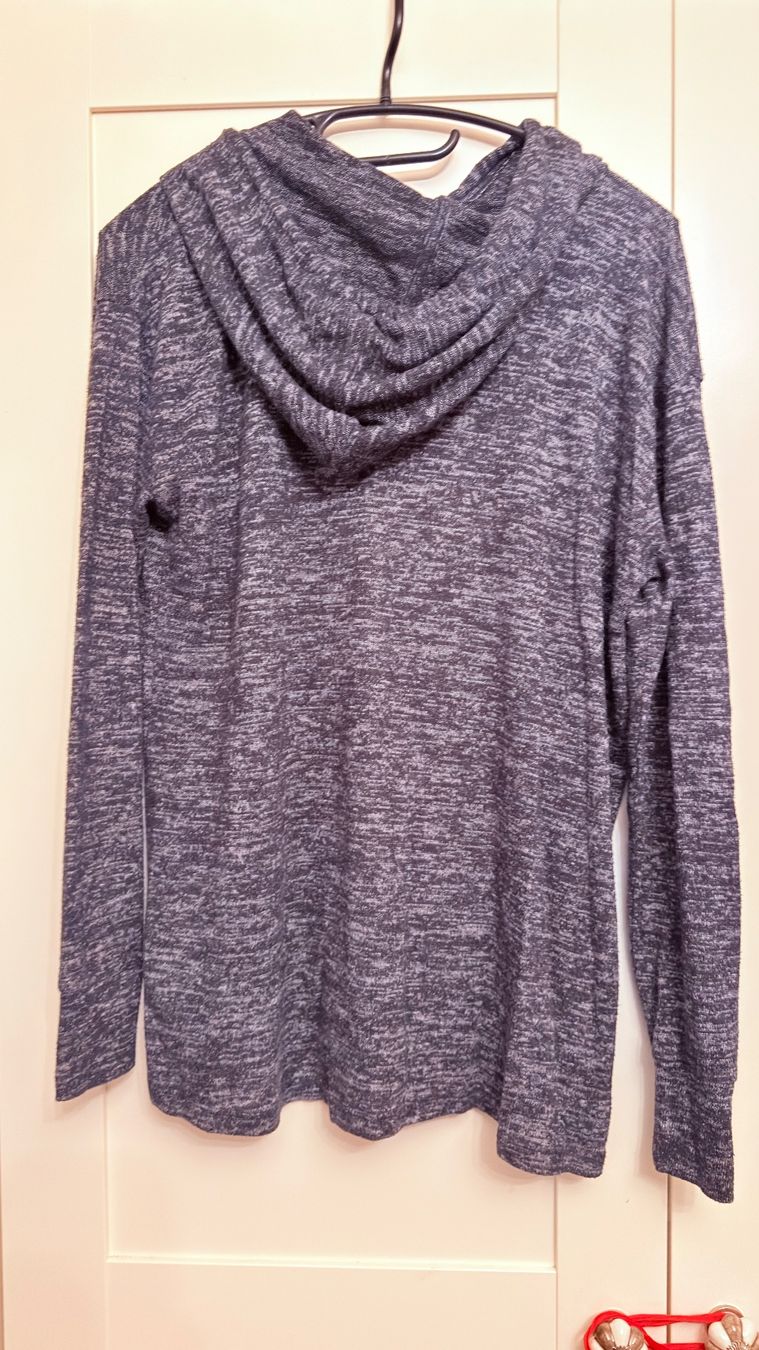 Pullover & Sweatshirts: • Hoodie / Sweatshirt • – Gebraucht aus Basel von mendoza13 1