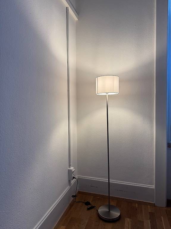 Lampade: Stehlampe mit kleinem Lampenschirm – Usato da Bern venduto da figureskater