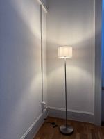Stehlampe mit kleinem Lampenschirm