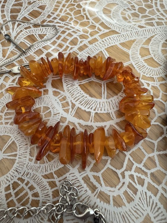 Due Pugni Di Due Diverse Persone Di Etnia Con Bracciali Intrecciato Da Fili Colorati Su Ciascuno Dei Polsi In Contatto Tra Loro In Una Relazione Di Amicizia E Image230771035