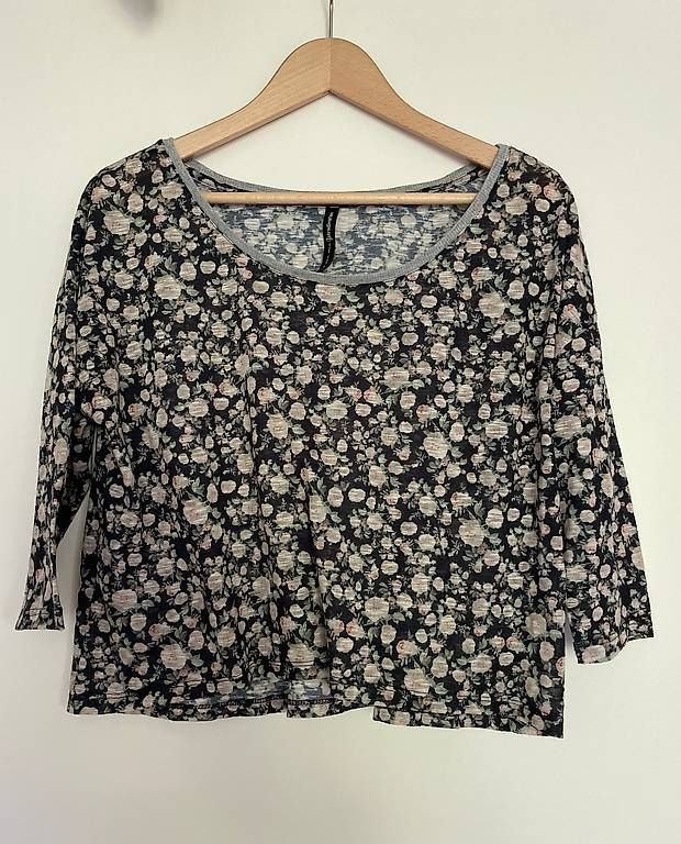 Stradivarius Maglioni & Felpe: Leichter Pullover mit Blumenmuster von STRADIVARIUS, Gr. M – Usato da Jona venduto da Tr3s