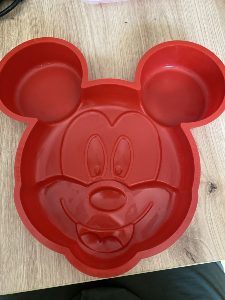 Moules à gâteaux: Backform Micky Maus rot Silikon neuwertig – D'occasion à Glarus par sil_m5mb 1