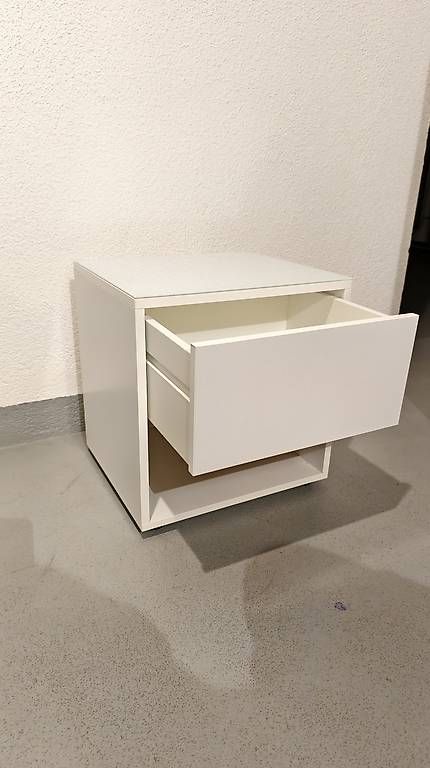 Tables de nuit: Nachttischmöbel mit Glasabdeckung – D'occasion à Meggen par Silunietli2