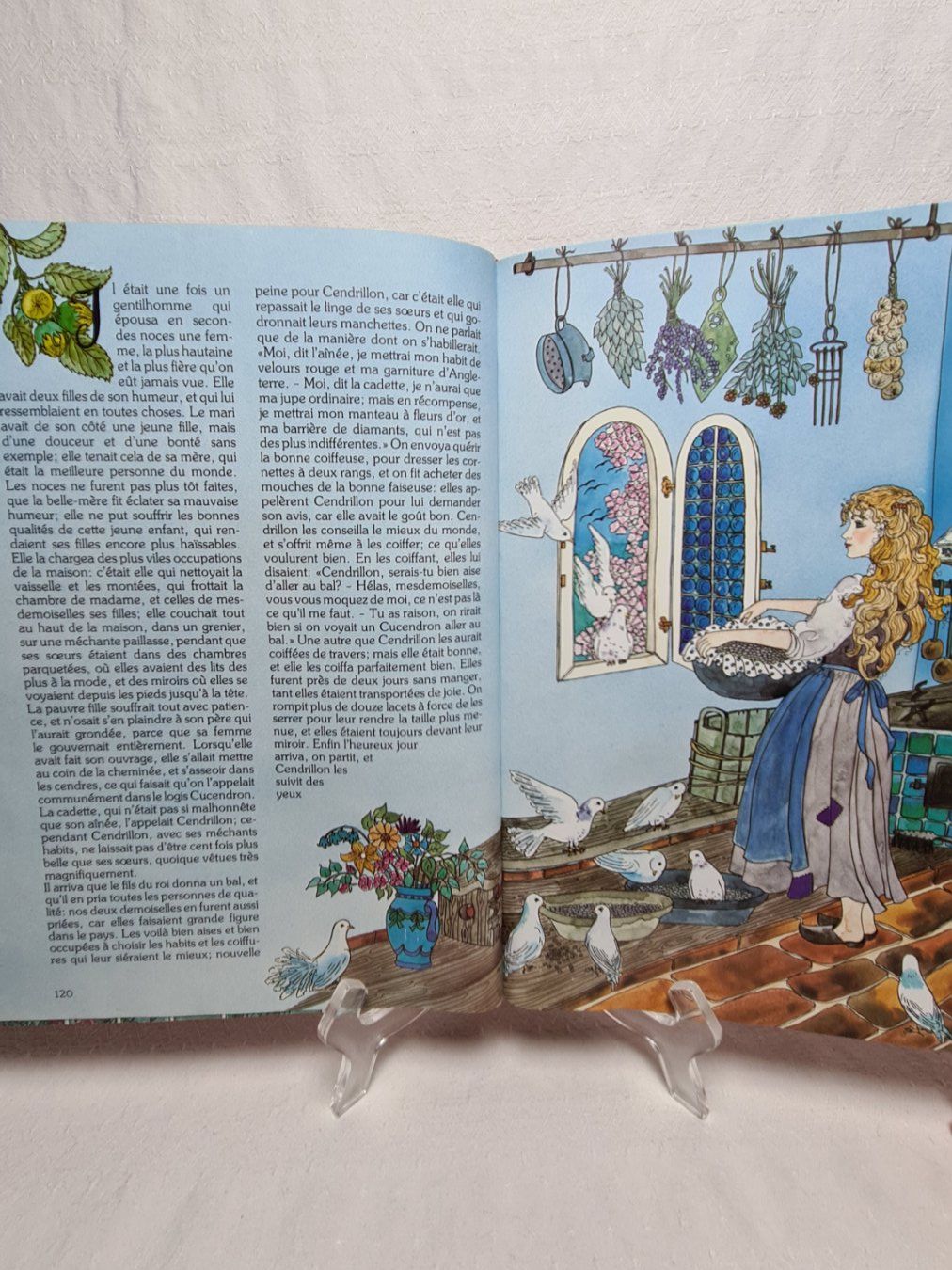 Libri: Livre "Le monde enchanté des contes" – Usato da courtelary venduto da ikidin65 3