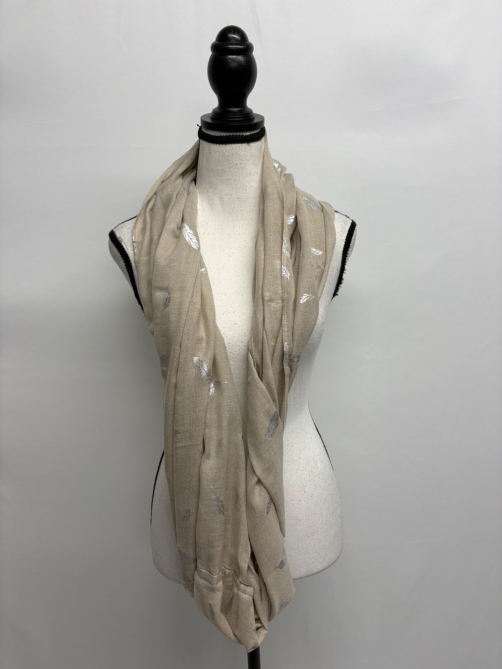 S.Oliver Foulard & Sciarpe: S. Oliver Loopschal mit Federn beige silber leicht – Nuovo (secondo la descrizione) da Regensdorf venduto da secondchancefashion 2