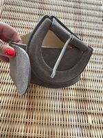 Ceinture en daim taupe, boucle originale et tendance T85