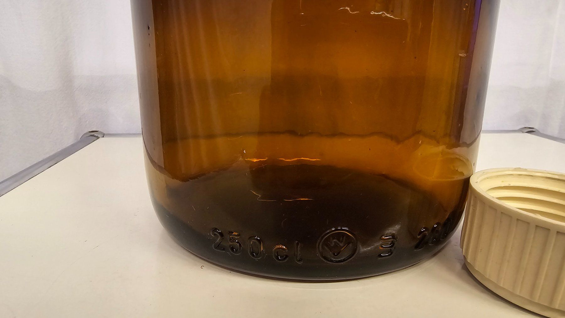 Tutte le decorazioni: Apotheke, wunderschöne braune Glasflasche 250cl – Usato da Zürich venduto da Bobesfee 5