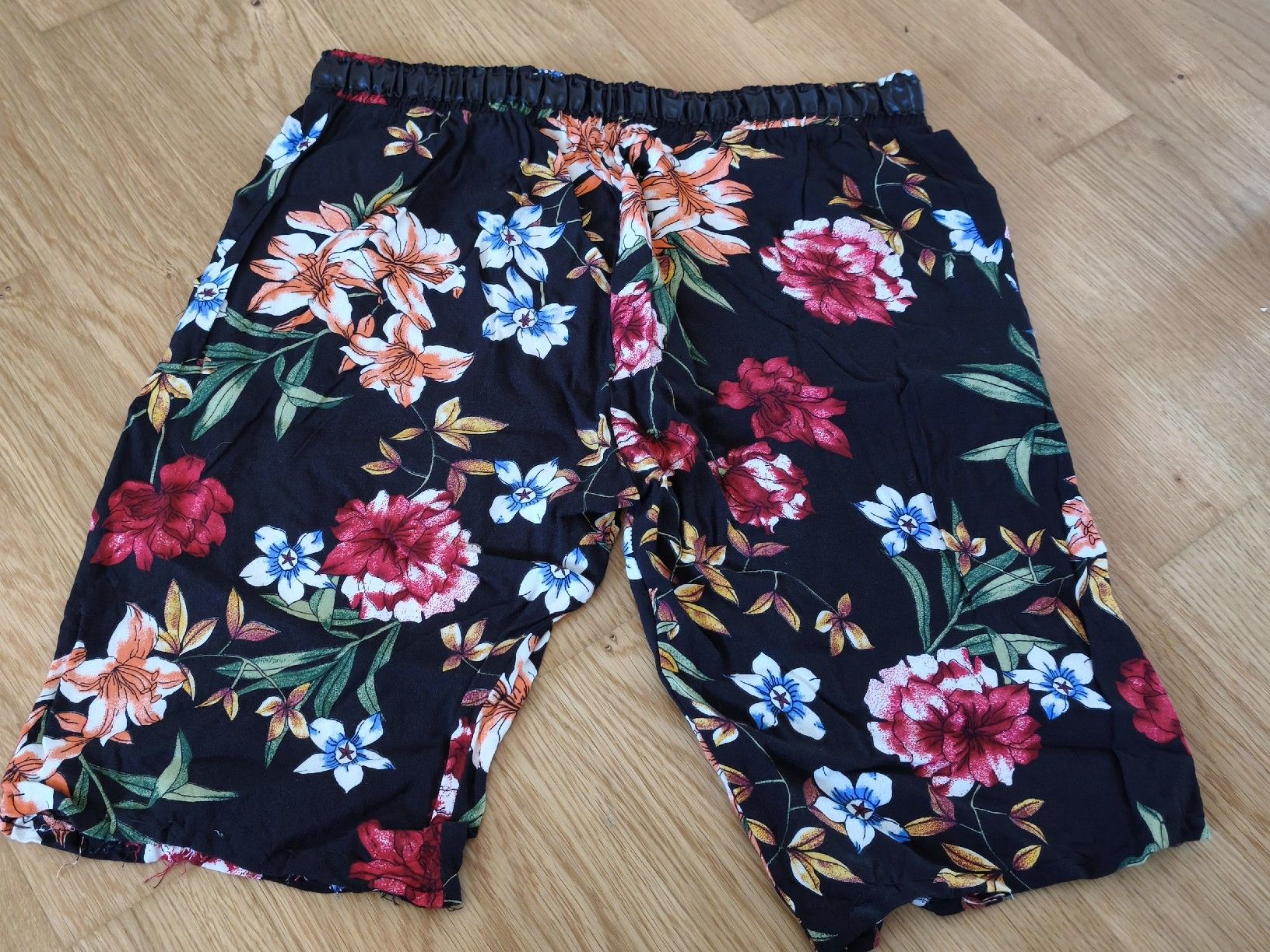 Pantaloni: Shorts GNG Basic Blumenmuster schwarz Grösse S neuwertig – Nuovo (secondo la descrizione) da KRIENS venduto da Franzy_Blond10 4