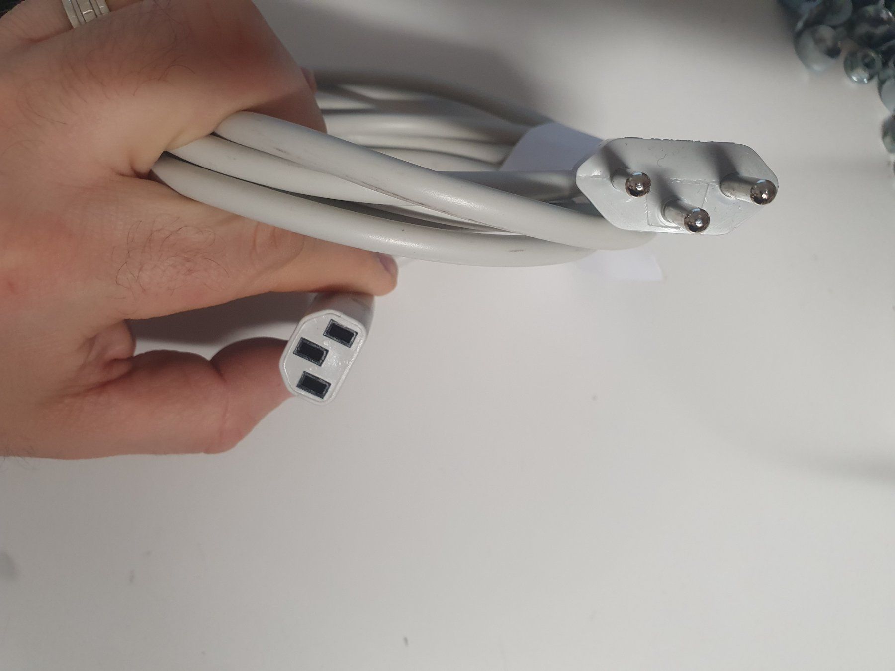 Cavi: Stromkabel 2m Netzkabel 2 m C13-T12 – Usato da Zürich venduto da Alibaba1234 1