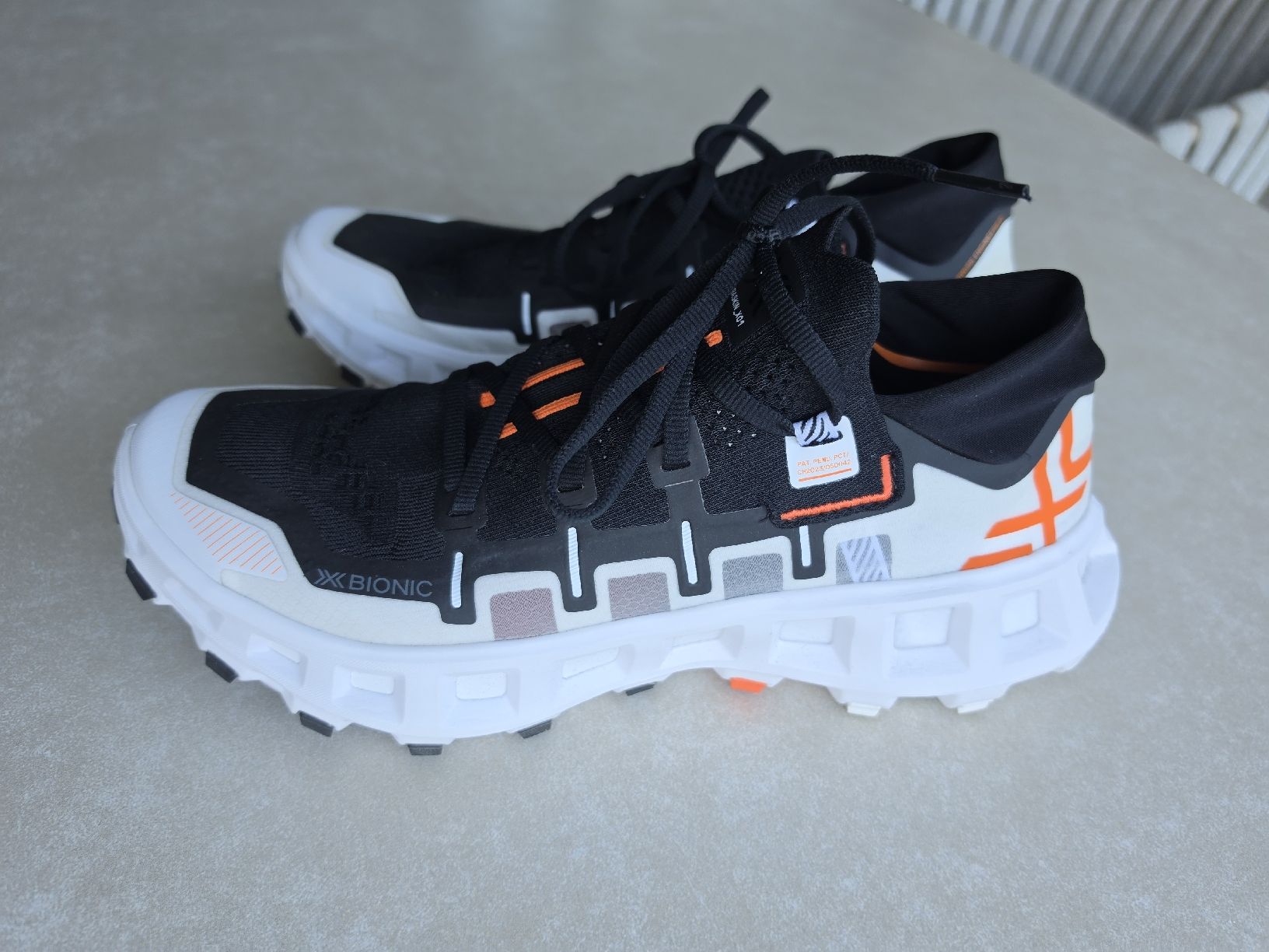 X-bionic Scarpe da uomo: X-Bionic TerraSkin X01 schwarz weiss Grösse 44.5 – Usato da Balzers venduto da Mr.Bargain 1