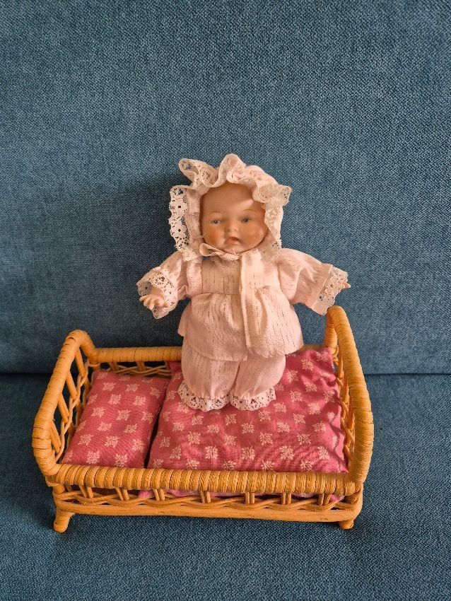 Bambole: Schöne Antike Puppe mit Bett – Usato da Embrach venduto da wernici