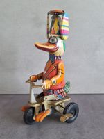 Blechspielzeug, Probeller -Ente auf Dreirad zum aufziehen.