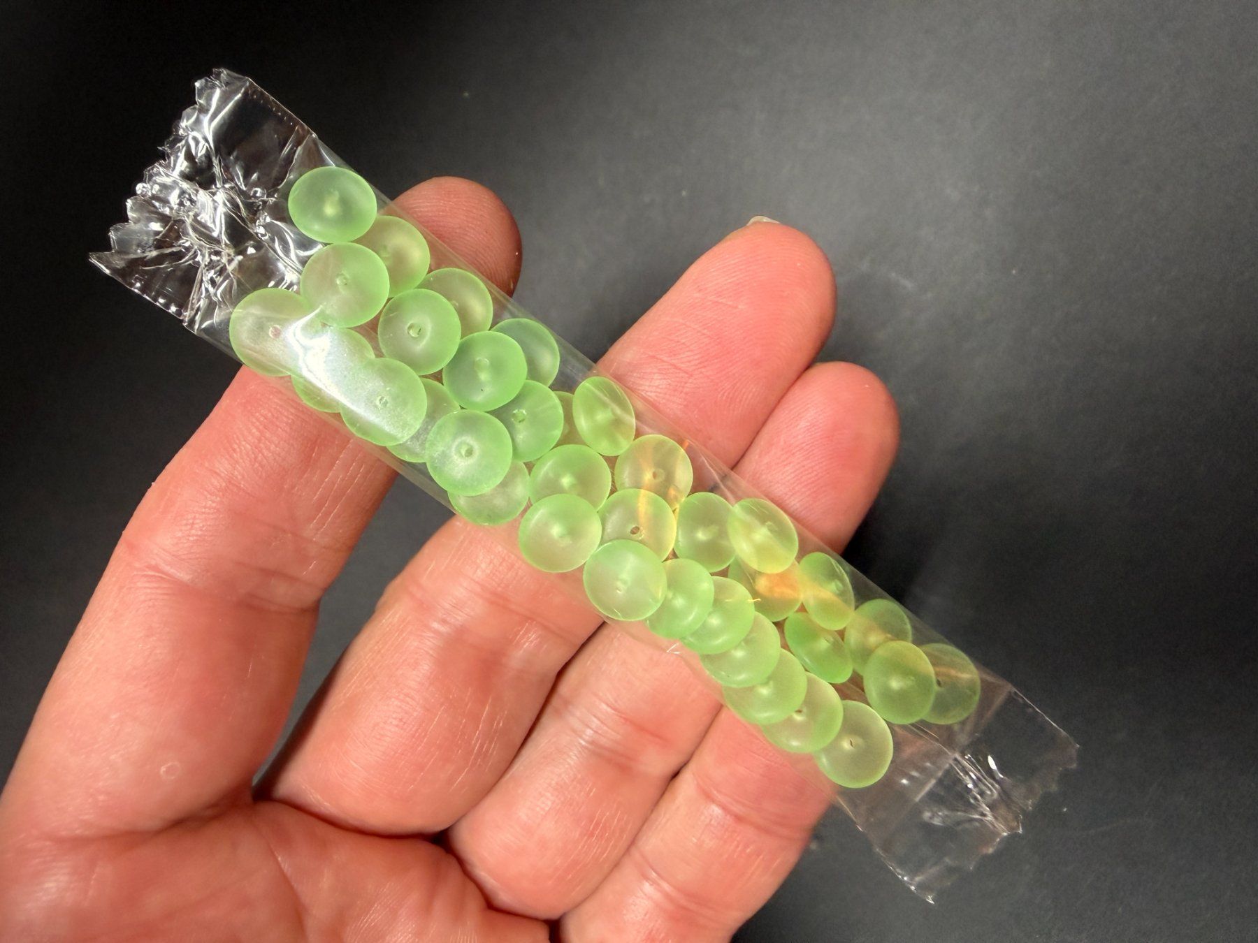 Perle (finte): Uranglas Perlen 8 x 3 mm mit Loch, 1 Pack mit ca. 35 Perlen – Usato da Lützelflüh-Goldb venduto da Elementis 2