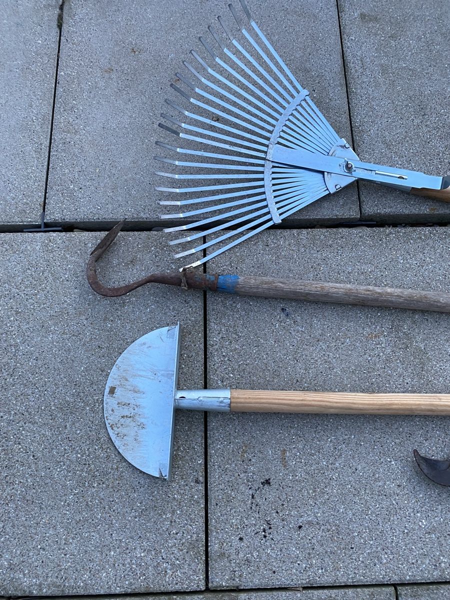 Tutti gli attrezzi: Gartenhelfer Set: Rechen, Hacke, Astschere – Usato da Weinfelden venduto da MariaTG 1