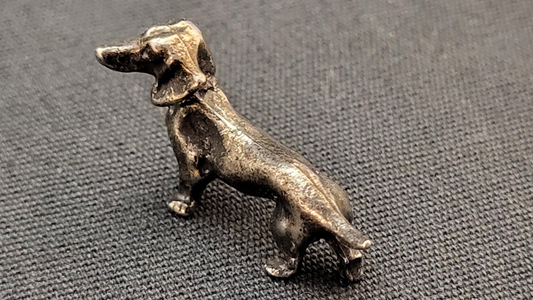 Figurines: Kleiner Metall-Dackel "IX" – D'occasion à Basel par spinne02 1