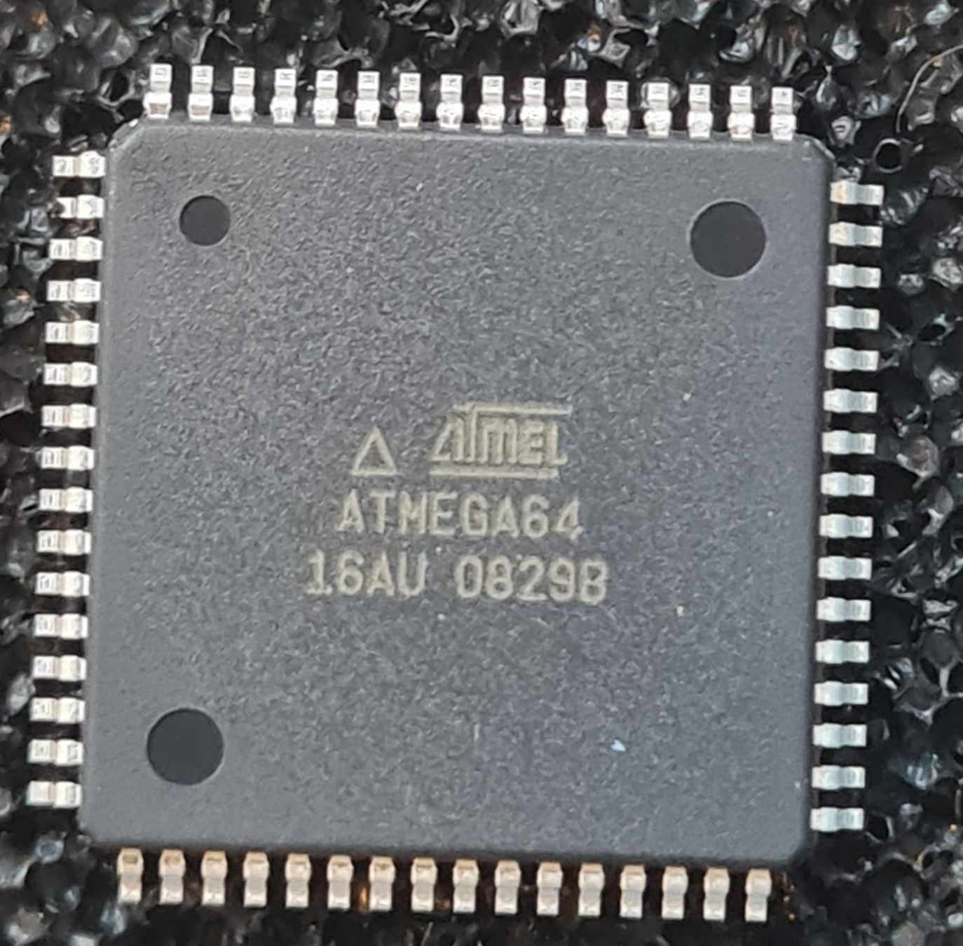 Composants électroniques: ATMEGA 64-16AU Embedded Microcontroller – Neuf avec emballage d'origine à Horw par Arta20000