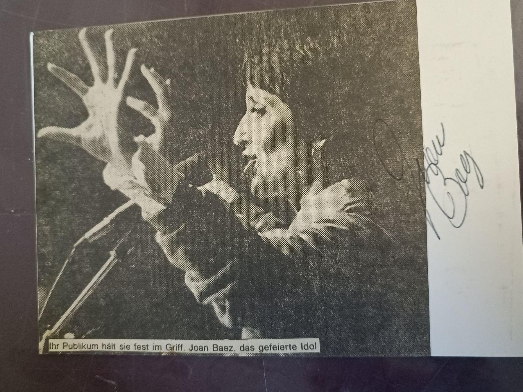 Autografi: Joan Baez - original Autogramm aus den 80er – Usato da Menziken venduto da Artographs