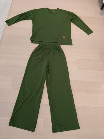 Grüner Rippstrick Costum Grösse L