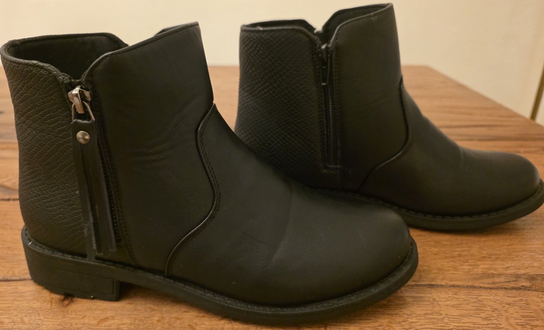 Scarpe da donna: Schwarze Stiefeletten, Top Zustand – Usato da Basel venduto da sci_67ms 1