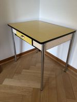 Table jaune en formica