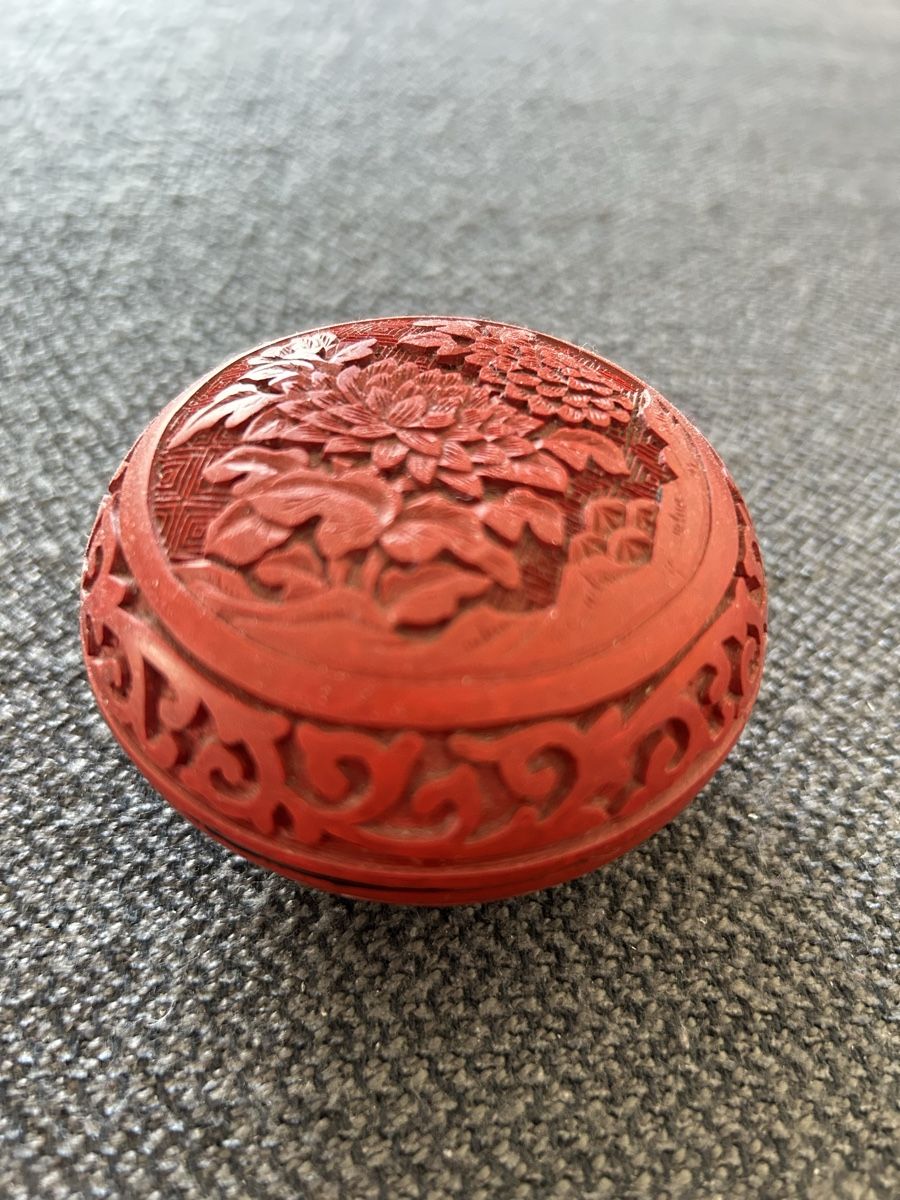Barattoli: Chinese 1950s red peony pattern box with lid – Usato da Genève venduto da Noemie.wrmsi