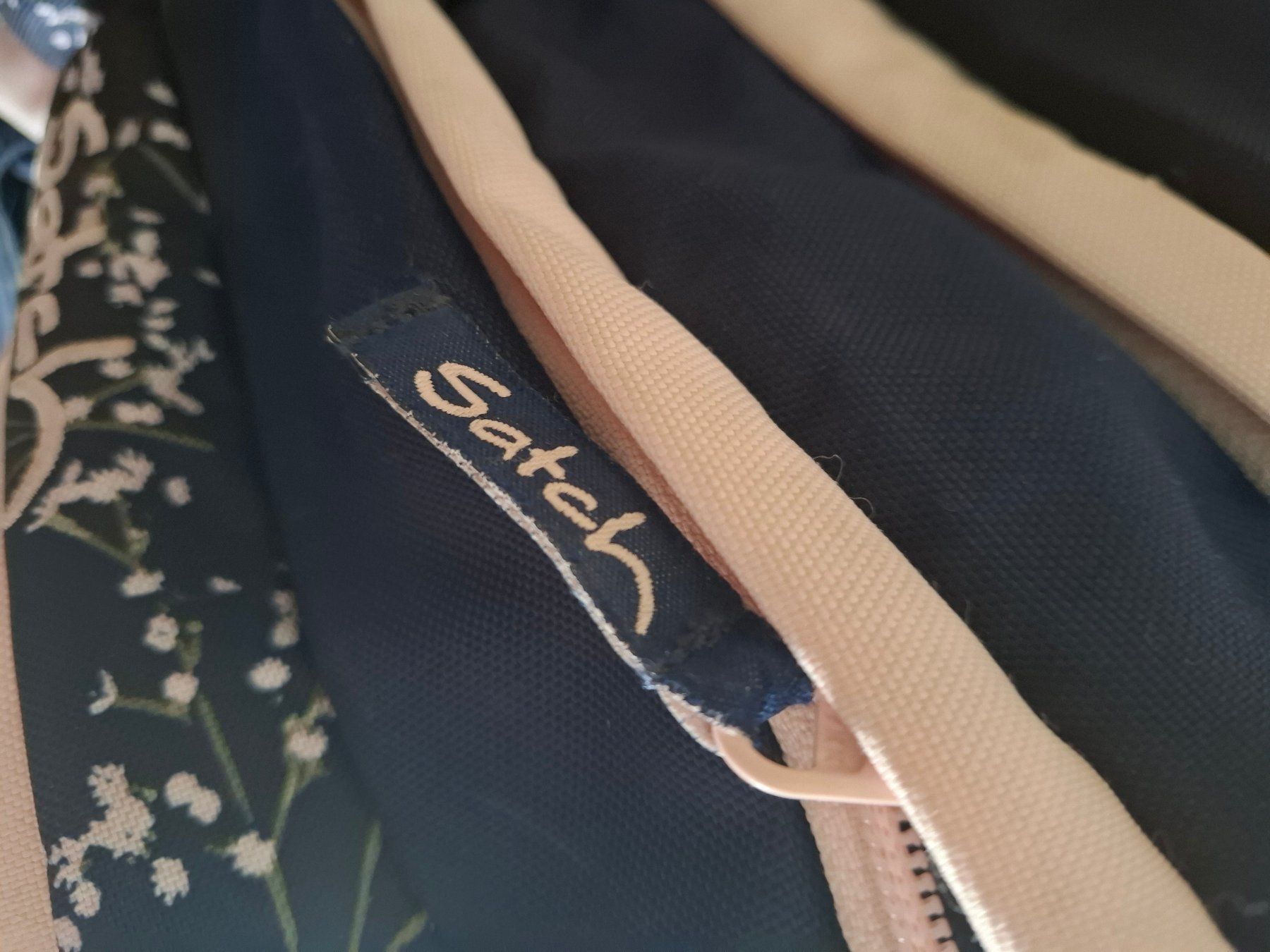 Satch Borse & Zaini: Satch Schulrucksack dunkelblau mit Blümchenmuster – Usato da Birmensdorf ZH venduto da Ducati025 1