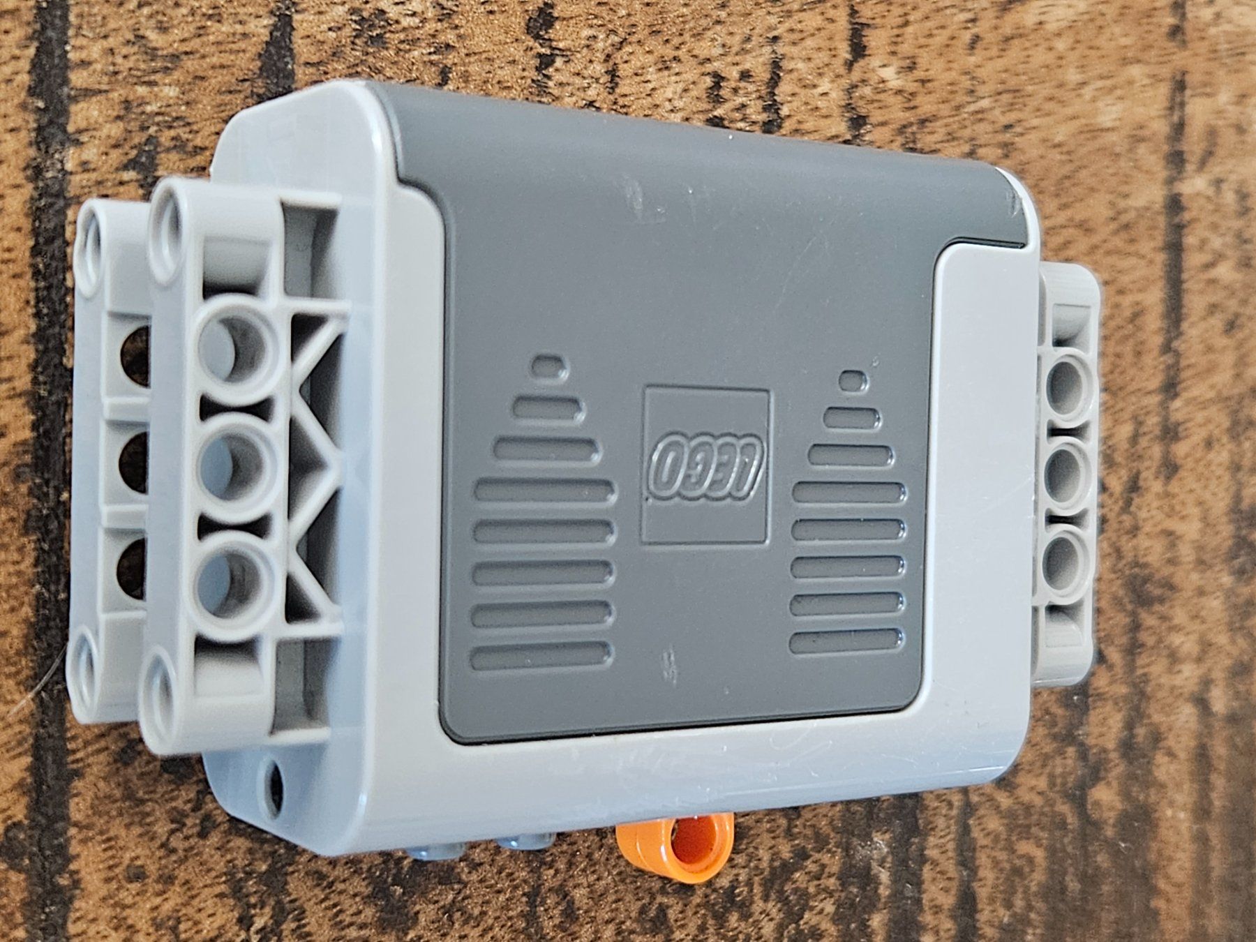 Lego Kit di costruzioni: lego Light Bluish Gray Electric 9V Battery Box – Usato da Confignon venduto da Ecrofigs 3