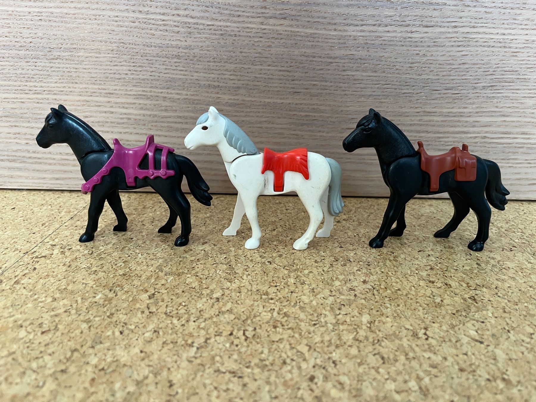 Playmobil Spielzeuge: Playmobil - 3x Pferd mit Sattel – Gebraucht aus Grosswangen von Vita500