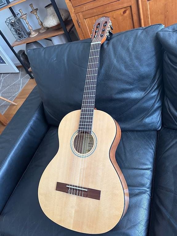Strumenti musicali: Guitare enfant 3/4 avec accessoires – Usato da Pully venduto da evdim 1