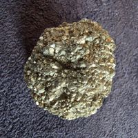 🟡 Pyrite naturelle – agrégat cristallisé