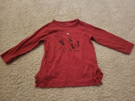 Rotes Pferde-Langarmshirt, Grösse 98,