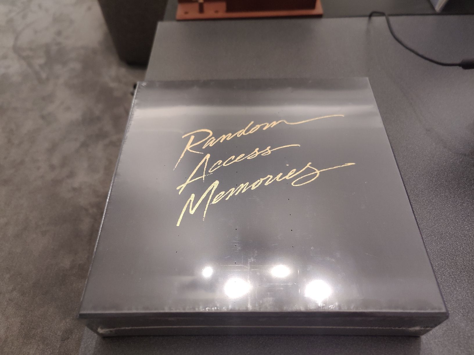 Dischi in vinile: Coffret Vinyle Deluxe Daft Punk - Random Access Memories – Nuovo e nell'imballaggio originale da Muraz (Collombey) venduto da Breizhsam