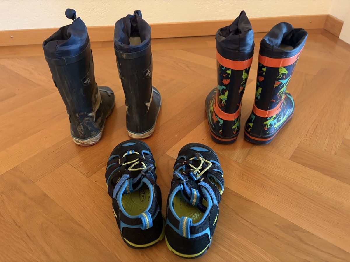Scarpe per ragazzi: Regenstiefel und Sandale Gr 31 – Usato da St Gallen venduto da hopfen 2