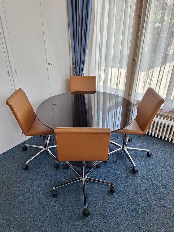 Table ronde et ses 4 chaises de bureau/ conférence (Gebraucht) in ...