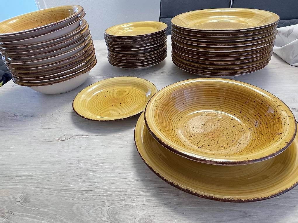 Set di piatti: Geschirrset für 12 – Usato da Oftringen venduto da est_mcq8 1