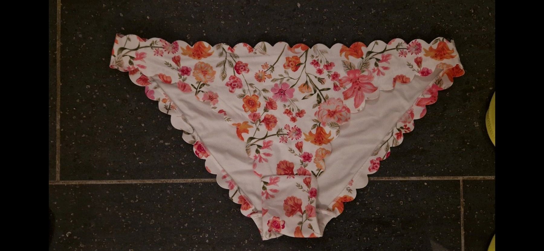 Maillots de bain & Bikinis: Schöne Blümchen Bikinihösschen – Neuf (Voir description) à Bubendorf par ang_b829