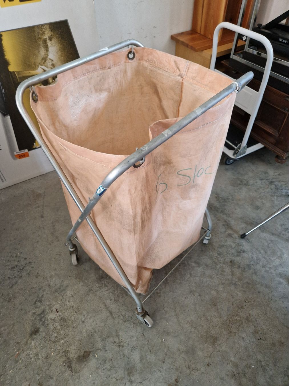 Cestini per rifiuti: Wäsche oder Abfallkorb auf Rollen Metall rosa Sack – Usato da Mörigen venduto da Clio111 4