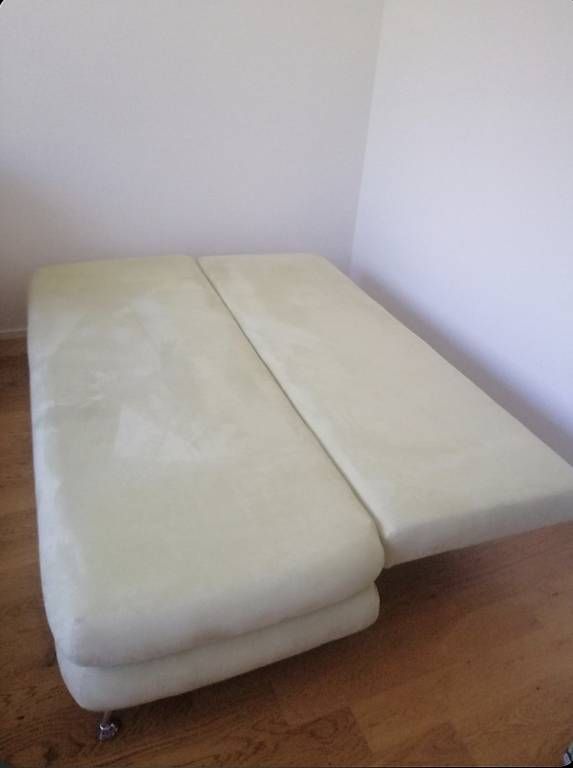 Divani: Hellgrünes Bettsofa mit Kissen – Usato da Sissach venduto da haesli19 1