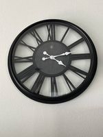Moderne Wanduhr mit römischen Zahlen (schwarz)