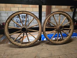 Zwei alte Wagenräder aus Holz mit Eisen