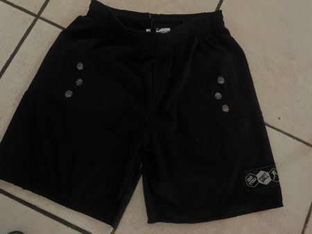 Coole, kurze, schwarze Sommer Sport-Shorts, Grösse 140/146