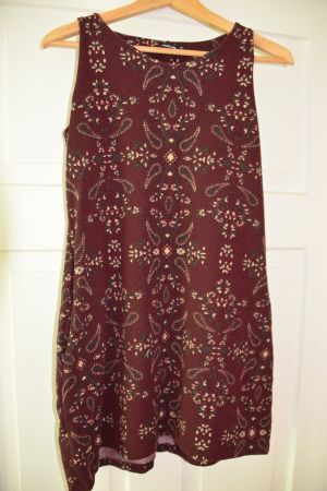 Kurzes Stoffkleid von Natura