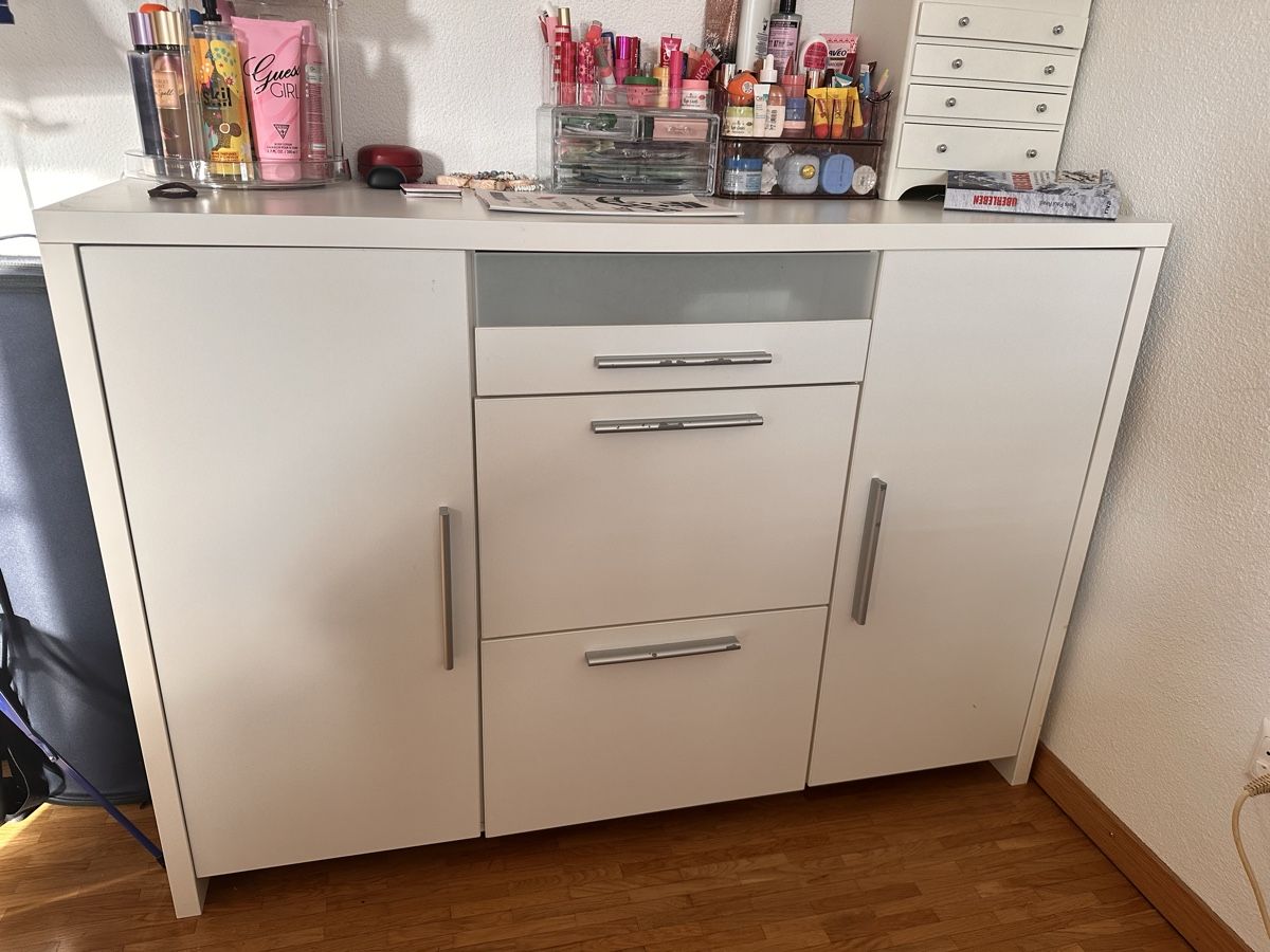 Cassettiere: Weisses Sideboard/Kommode mit Schubladen & Türen – Usato da Zürich venduto da Gadgets2020