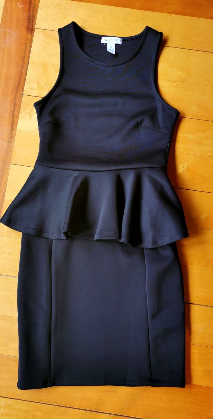 Kleider: Schwarzes Kleid mit Schösschen, Grösse S, Neu – Neu (gemäss Beschreibung) aus Au SG von farbdesign
