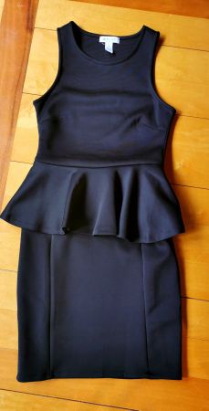 Schwarzes Kleid mit Schösschen, Grösse S, Neu
