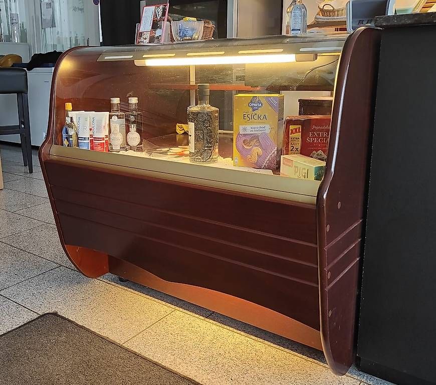 Allestimento di negozi e stand fieristici: Kassentisch mit Vitrine und LED neuwertig – Usato da Herisau venduto da DVP 2