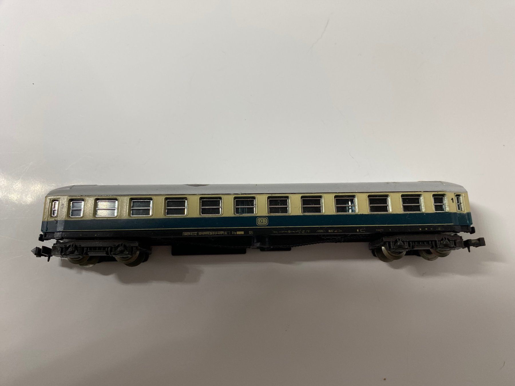 Lima Modellini di ferrovie: DB Waggon Spur N Lima Kratzer + Farbe 10 – Difettoso da Kerzers venduto da tisyayasuBE