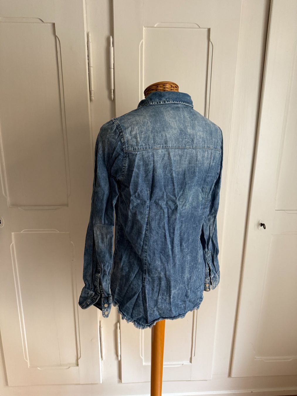 Stradivarius Chemisiers: STRADIVARIUS - Jeansbluse blau S – D'occasion à Zürich par Diazaio 2