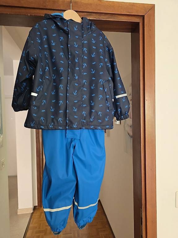 Lotti & Set di vestiti: Completo Pioggia Bambino 5/6 anni – Usato da Sorengo venduto da ebr_h97t
